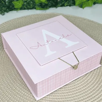 Caja rosa personalizada con monograma bordado en la tapa