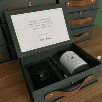 Kit corporativo en caja verde oscura con asas de cuero, tarjeta y gaveta interna