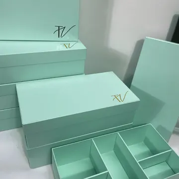 Juego de cajas verde agua con divisiones internas y monograma dorado